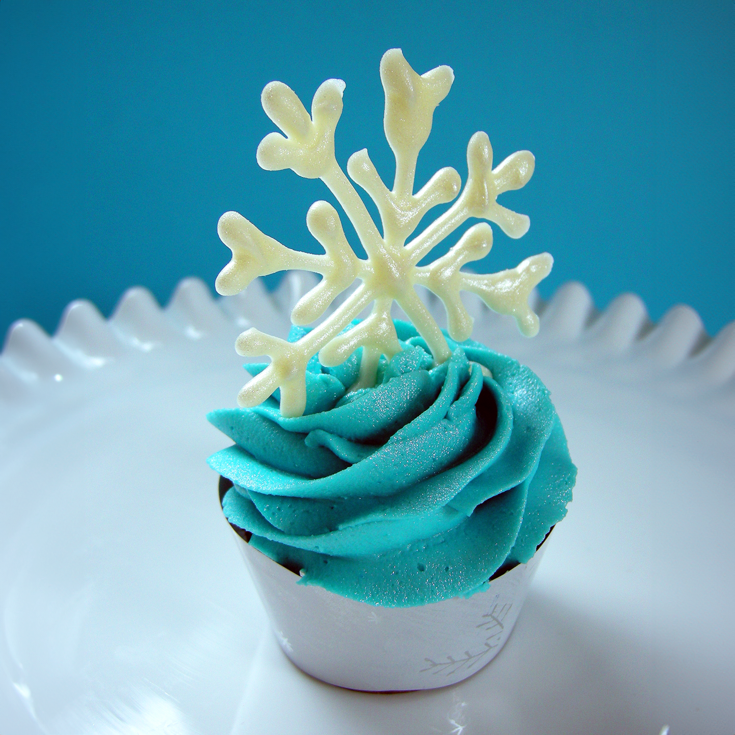 Snowflake kosher cupcake, side view of snowflake design